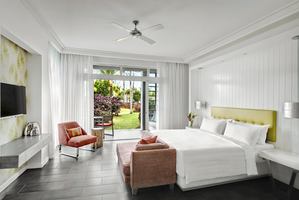 Junior Suite Pool-Access