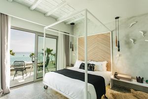 Deluxe Suite indoor jacuzzi