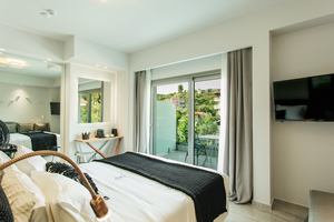 Blue Carpet Luxury Suites - Triple Suite
