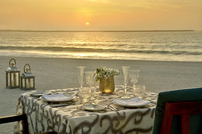 The Ritz-Carlton, Al Hamra Beach - Restaurants/Cafes