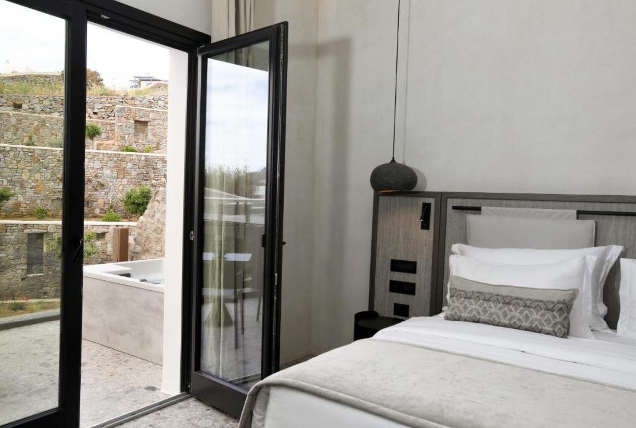 Aeonic Suites & Spa - Epic Junior Suite Jacuzzi Tuinzicht 