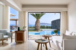 Club Pool Suite Seafront