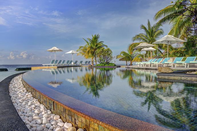 Constance Moofushi Resort - Zwembad