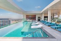 The WB Abu Dhabi, Curio Collection by Hilton - Zwembad