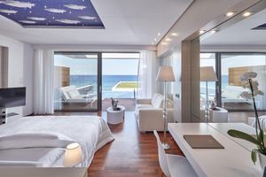 Honeymoon Pool Suite