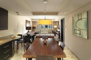 Family Concierge Suite Swim Up