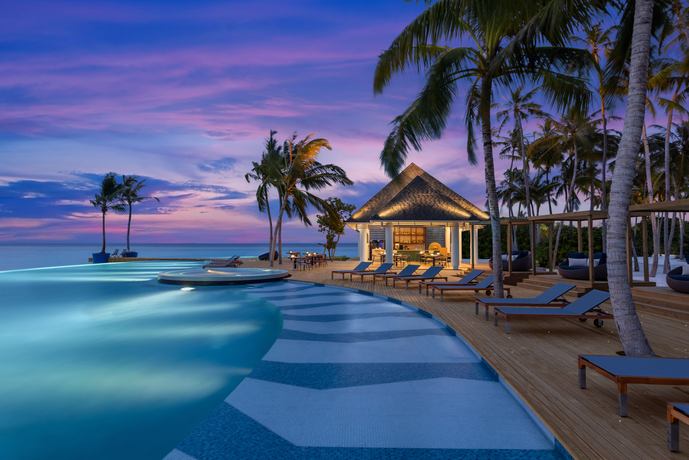 Avani & Fares Maldives Resort - Zwembad