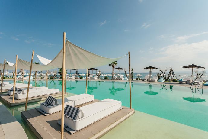 Blue Carpet Luxury Suites - Zwembad