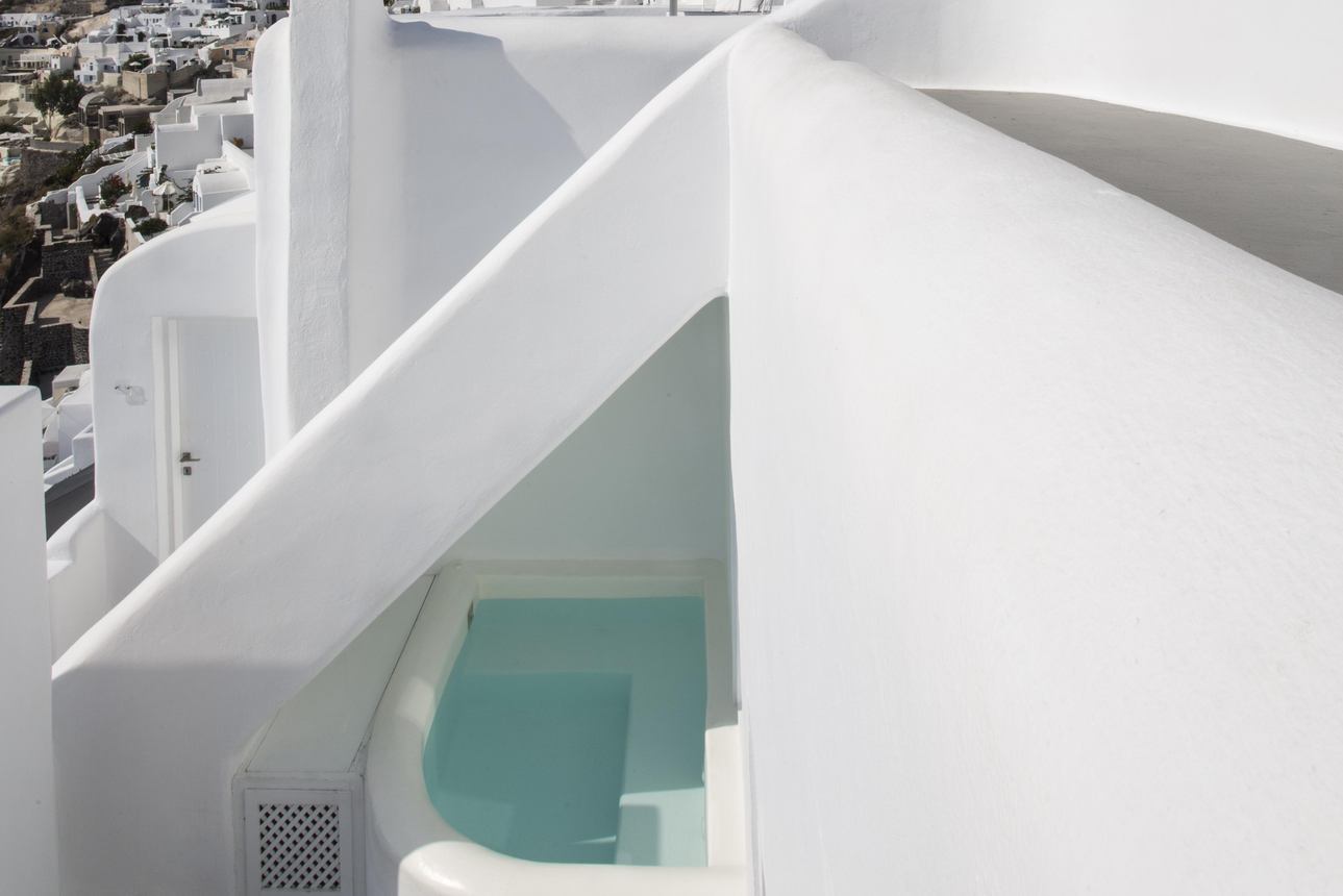 Katikies Kirini Santorini - Wet Junior Suite open air Jetted Tub