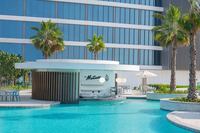 The WB Abu Dhabi, Curio collection by Hilton - Zwembad