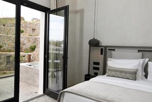 Aeonic Suites & Spa - Epic Junior Suite Jacuzzi Tuinzicht 