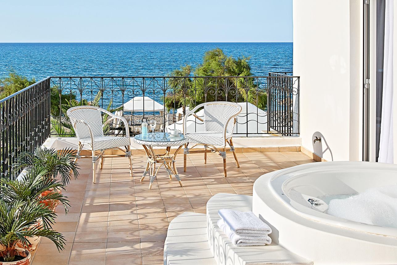 4-bedroom Villa on the beach with outdoor Hydro-massage Bathtub
