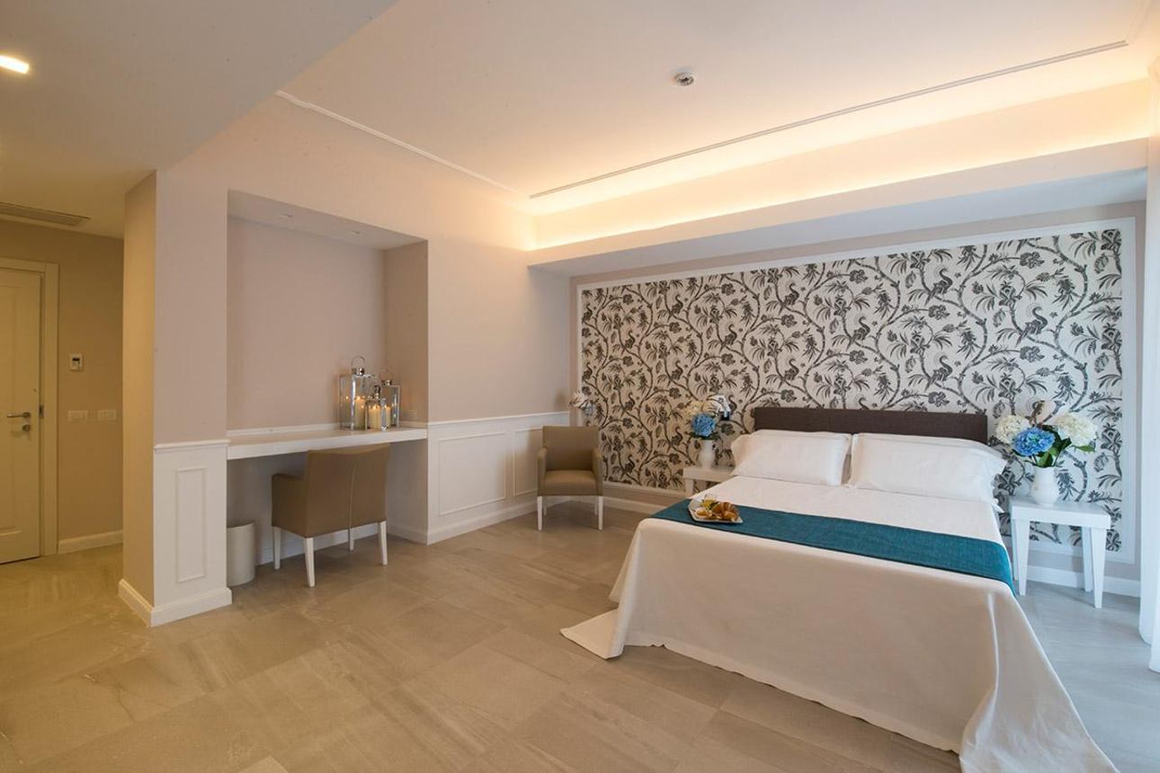 Bianco Riccio Suite Hotel - Superior Suite Zijdelings Zeezicht