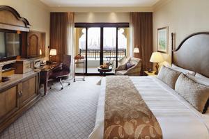 Shangri-La Hotel Qaryat Al Beri - Horizon Club Deluxe Kamer