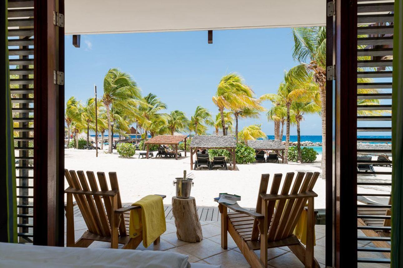 LionsDive Beach Resort - Oceanfront Cabana
