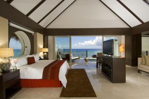 Ambassador Pool Suite